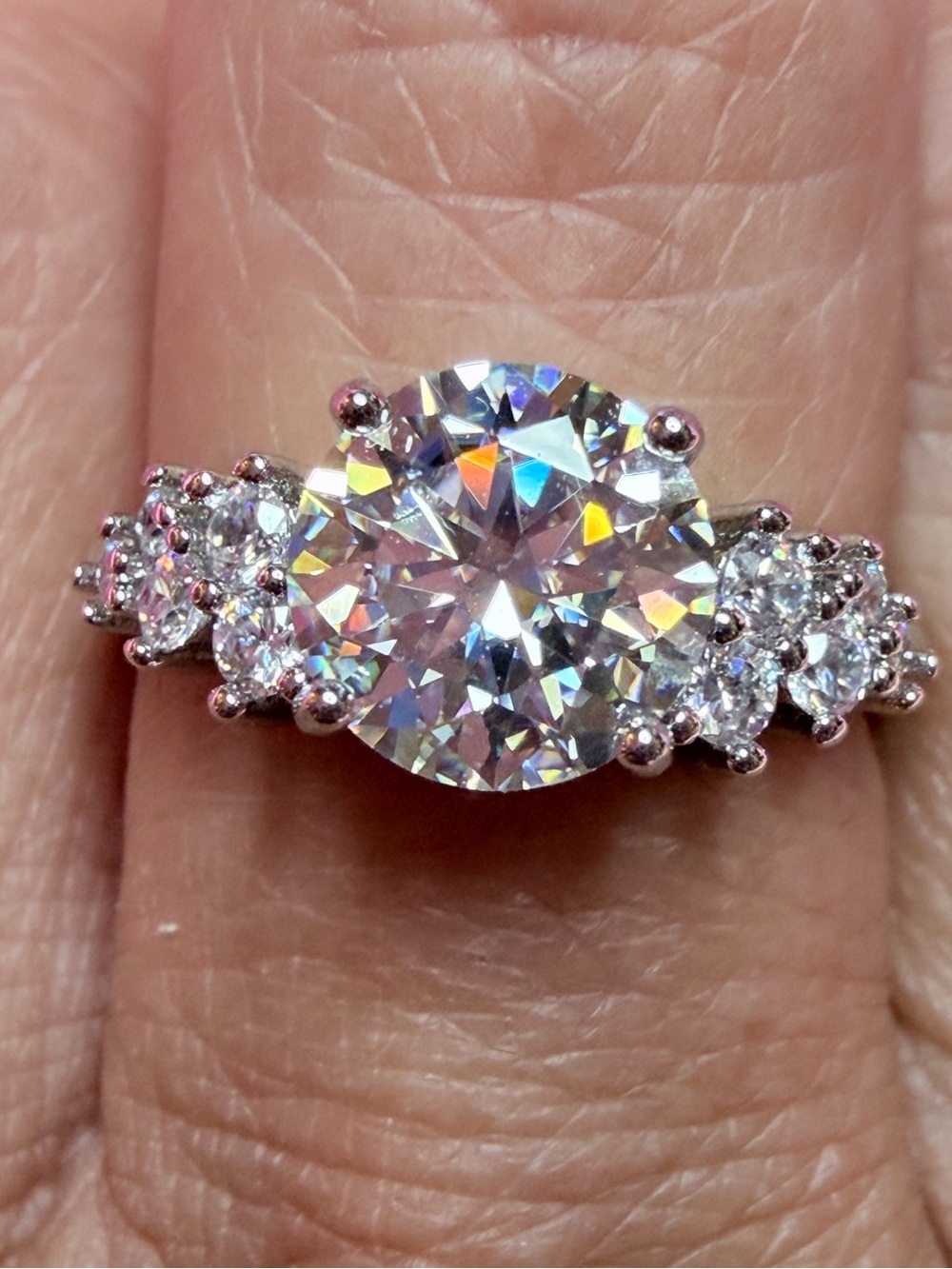 NEW. Classic and Elegant Moissanite  round-cut   ring with sparkling side stones